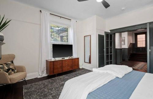 Luxury Living: Grand 7BR/5BA near Everything - Photo 44