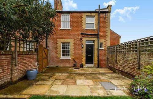 Stay in our beautiful 1850’s Coastguards Cottage. - Photo 1