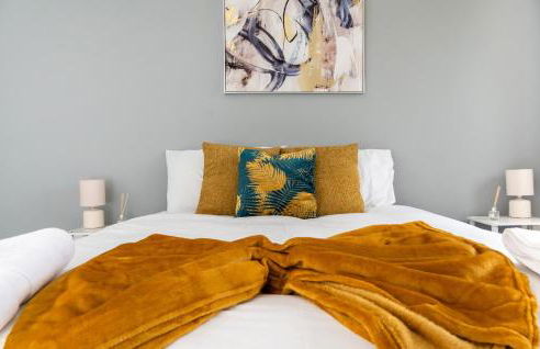 Beautiful Orpington Home w Pool Table and Driveway - Photo 37