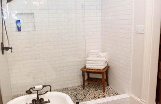 The Dollhouse - 3 Bed, 2 Bath, Walk to Downtown - Foto 24