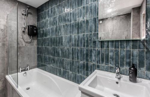 Waterfront 2 Bed Apartment - Free Parking & Wi-Fi - Foto 42