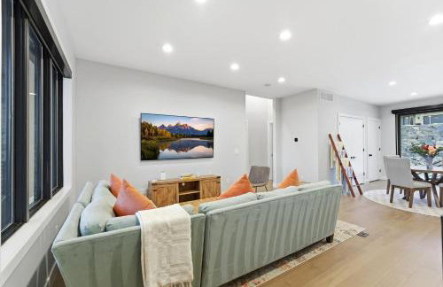 Luxury Hideout w Hot Tub Steam Shower - Photo 12