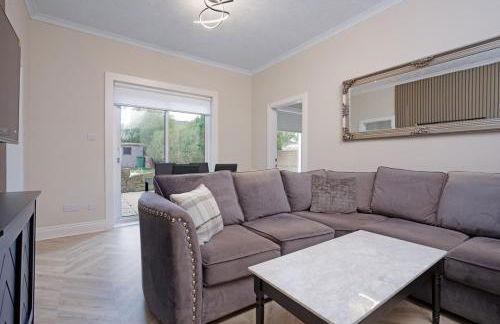 3BR Home Sleeps 6 Near Airport with Parking - Foto 19