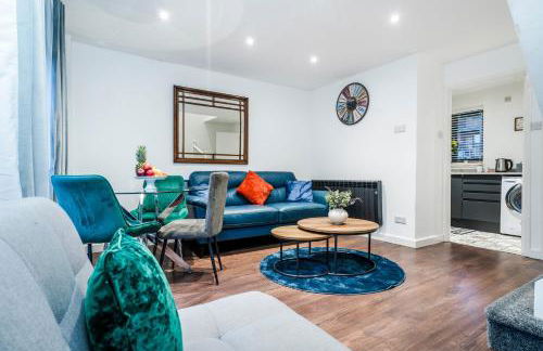 Great Location 2 Bedroom House in Nottingham, Private Garden, Fast Wi-Fi and Free Parking - Photo 3