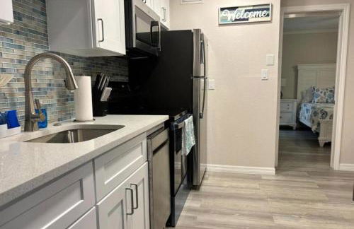 Beautiful Sunsets just Steps from Beach with King Bed and Queen Sleeper Sofa - Foto 5