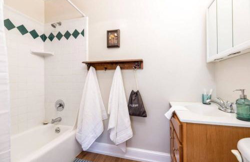 Historic Avenues Downtown w Dedicated Workspace - Foto 11