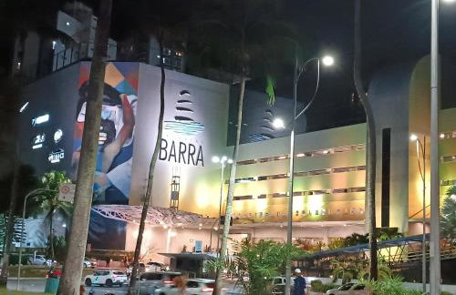 Barra - Espaçoso Apt frente Shopping Barra - 100 m2, 2 quartos, varanda, sala, banheiro e cozinha completa, 2 camas casal, 1 cama de solteiro, 1 sofá cama - Foto 1