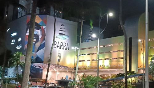 Barra - Espaçoso Apt frente Shopping Barra - 100 m2, 2 quartos, varanda, sala, banheiro e cozinha completa, 2 camas casal, 1 cama de solteiro, 1 sofá cama - Foto 1