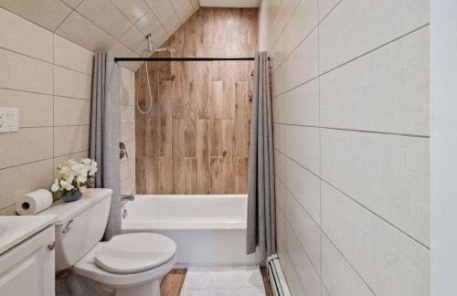 Modern 2BR Near NYC with Free Parking and Workspace - Foto 19