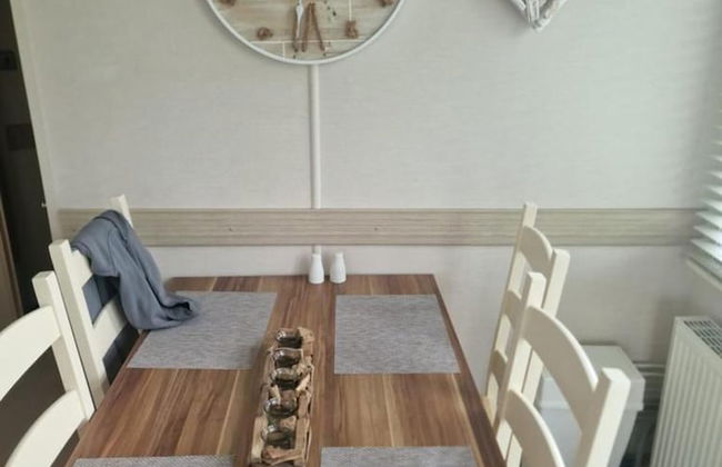 Inviting 2-bed Caravan on Combe Haven Holiday Park - Photo 4