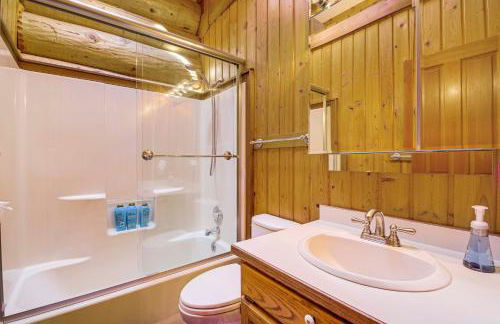 Hot Tub and Deck Dog-Friendly Arlington Cabin - Foto 15