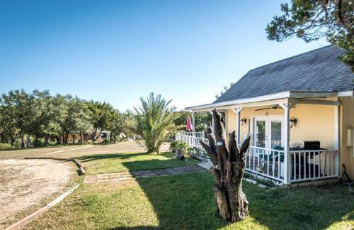 Joyful Cottage Rental for Couples with Poolside Cabana near San Antonio, TX - Foto 10