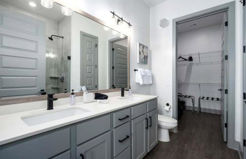 Luxury Apartment with Pool, Restaurants, Shopping) - Photo 24