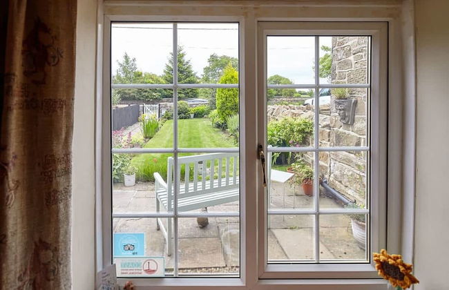 Host Stay Honeysuckle Cottage - Photo 18