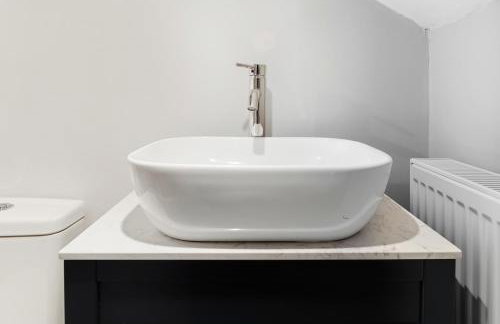 Modern 5B House - Ideal for Contractors & Families - Photo 29