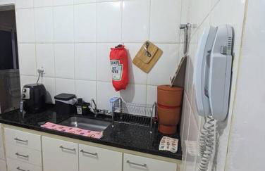 Quarto de Casal Bem Localizado Em apto Compartilhado AP 204 - Foto 2