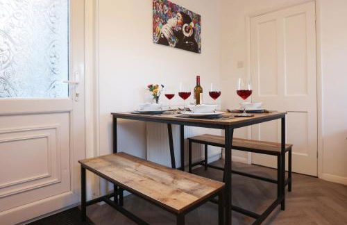 Highfield House by N and N Stays, Perfect for Contractor and Corporate Stays 2 Bed House with Free on street Parking - Photo 4