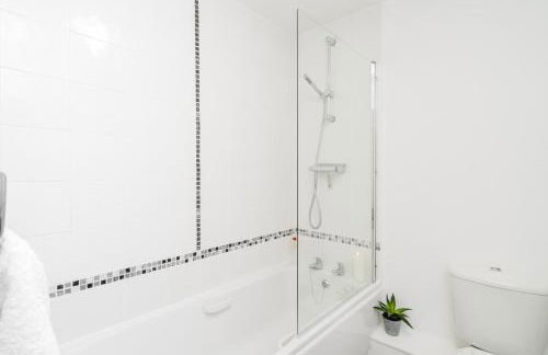 2BR Flat Near City Centre with Free Parking - Foto 25