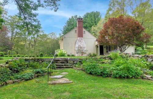 Cottage Retreat - Historic Cottage Home w Home Gym - Photo 1
