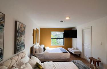 Super stylish 4 BR Home Steps from the Fun - Foto 61