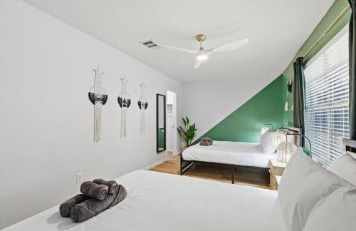 4BR w Pool Cinema Room, Mini Golf & EV - Photo 28