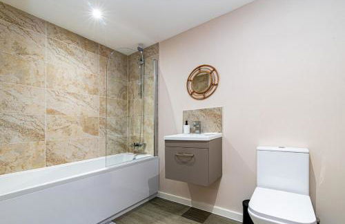 2 bedroom flat by Eccles Station with communal rooftop garden - Foto 11