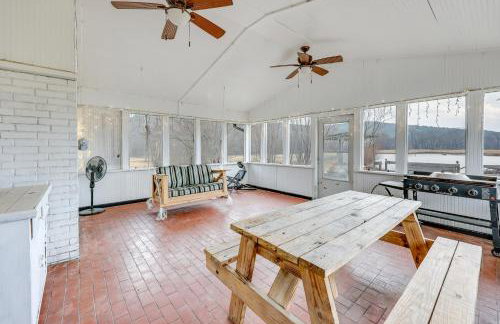 Deck and Views Spacious Lake House Escape - Foto 26