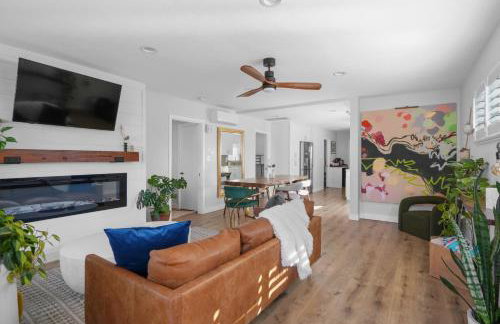 Renovated 3BR House with Heated Pool and Backyard Oasis - Photo 8