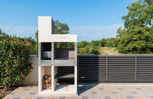 Villa Petra s bazenom, roštiljem i parkingom - Foto 38