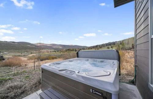 Spacious 5BR Family Townhome with Hot Tub and Garage - Foto 5