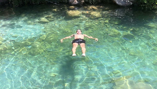 Nadando nas águas cristalinas das cachoeiras
