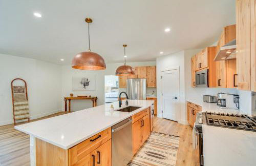 2 Mi to Lake Stunning Twin Lakes Home with Deck - Foto 8