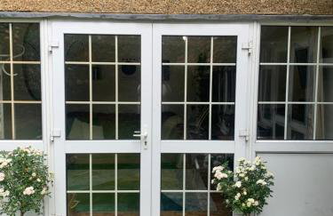 1 mile from Harry Potter Tour Self Contained Flat One bedroom plus new sofa bed in lounge - Foto 2