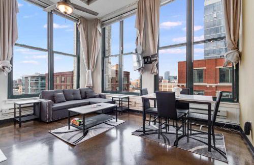 West Loop - City Views With In & Out Parking 1 - Photo 3