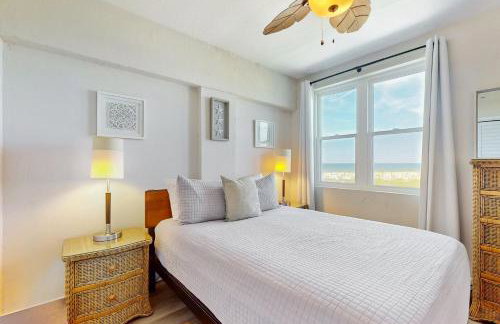 Modern oceanfront condo with outdoor pool, balcony, & washer/dryer - Foto 15