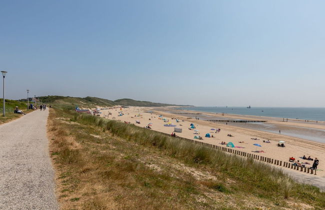 Cozy Holiday Home 3 Minutes From the Beach! - Photo 23