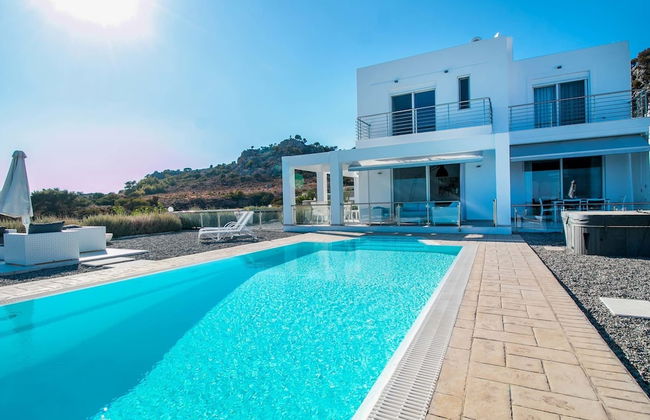 Luxury Villa Near Sea in Kalithies with Hot Tub - Foto 1