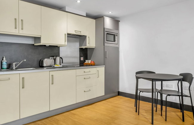 Roomzzz Leeds City West - Foto 11