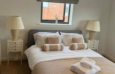 Uxbridge-Modern 2 bed Apt with Lift & Parking - Photo 32