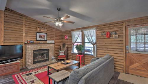 Updated Strawberry Family Cabin with 2 Private Decks - Foto 5