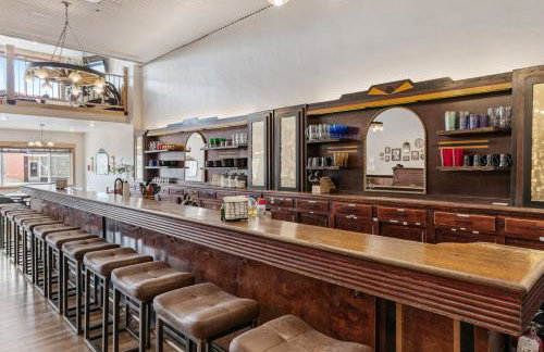 Historic Yellowstone Saloon - Foto 53