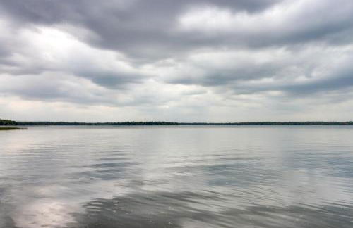 Lakefront Isle Escape with Dock and Fire Pit! - Foto 29