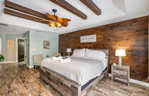 Elegant 4BR Pool Sanctuary - Ideal for Work or Play! - Foto 26