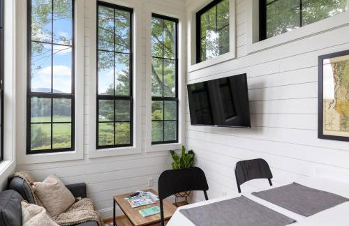 Haven Tiny House w hot tub on river near Stowe - Foto 15