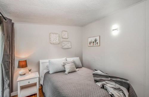 Renovated Bungalow Getaway - Foto 49