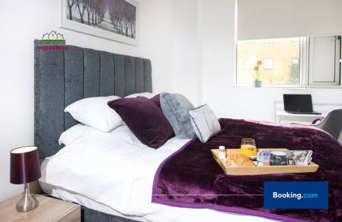 Premium Deals on Modern 2 -Bed 2-Bath Central City for Movers & Pros by Hedgerow l Embrace comfort and ease with our inviting 2 bedroom apartment l Attractions like Science and Industry Museum, Manchester Museum & Manchester Art Gallery - Foto 2