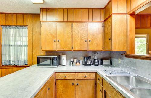 Cozy Oklahoma Retreat with Patio, Fire Pit and Grill! - Foto 6