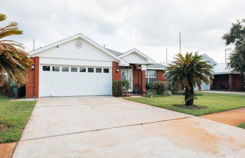 Golden Hour Getaway- Guest Favorite, 2 Min to Beach, Seasonal Pool & Arcade - Foto 56