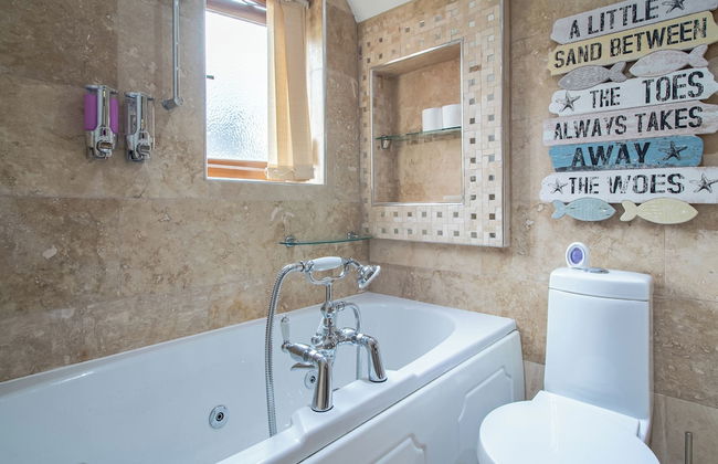 Luxurious Sheffield Villa With Stunning Views - Photo 13