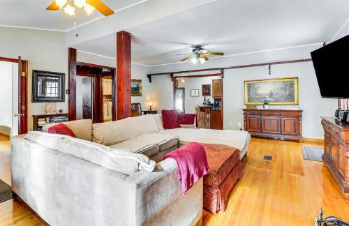 4 Mi to Camelback! Group-Friendly Poconos Cabin - Foto 1